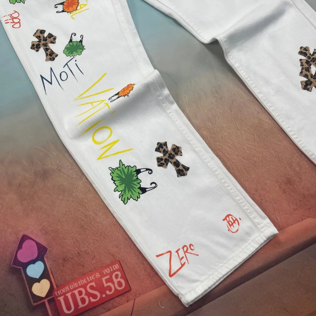 🅿️290 🔘Style number-KL172 🔘Croxin𝐂𝐡𝐫𝐨𝐦𝐞 𝐇𝐞𝐚𝐫𝐭 25SS white cow leopard print leather graffiti painting jeans* The color of Croxin is super bright! It is made of beaded canvas fabric and has been washed with heavy industry. The texture is superb and you can feel the uniqueness on your upper body. The three-dimensional cutting makes the pants particularly crisp and stylish no matter how you wear them. The hardware is custom-made and is of excellent quality, durable and classy. There is also the customized small leather label, which is designed with special care. The leopard cross-shaped pattern and colorful graffiti paintings on the pants are very eye-catching. The graffiti letters "MENTAL" and "Moti Vation" are full of trend and have a genderless style that can be easily worn by both men and women. The matching suggestions are as follows: Cool and handsome street style: Pair the upper body with a short black midriff-baring vest, a loose black denim jacket, black thick-soled Martin boots, a black baseball cap and a silver necklace, which will turn heads when you go out on the street. Casual and trendy style: wear a white loose T-shirt inside, a colorful loose knitted cardigan outside, white sneakers on your feet, and a heart-shaped black satchel on your back. It is comfortable and fashionable for daily travel. Personalized mix and match style: Wearing a fluorescent green long-sleeved bottoming shirt, a light-colored short leather jacket, jeans, colorful sneakers, and unique sunglasses and bracelets, you will definitely be the center of attention when you go to a music festival.  Size: S M L XL (28.30.32.34) Color: White